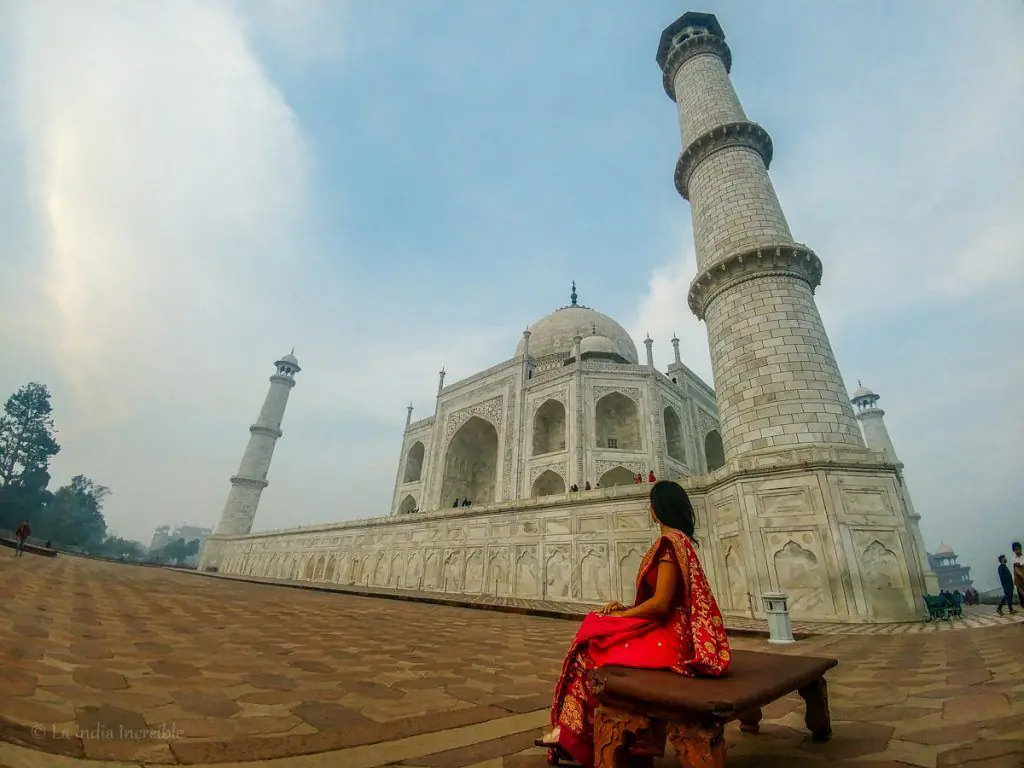 Mujer con un sari en el Taj Mahal